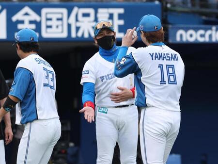 　山崎らナインを迎える新庄監督（撮影・金田祐二）