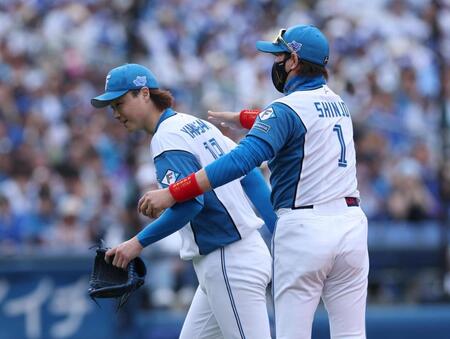 　８回、交代を命じられ新庄監督にねぎわれる山崎（撮影・金田祐二）