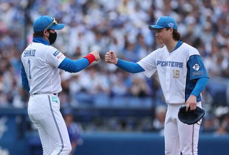 　８回、交代を命じられ新庄監督にねぎわれる山崎（撮影・金田祐二）