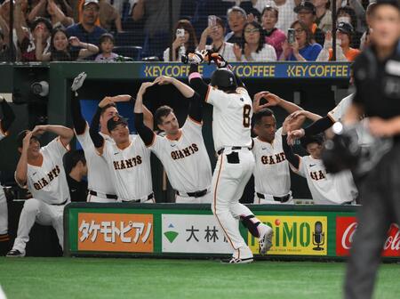 　６回、二者連続本塁打を放った丸（８番）を迎えるグリフィン（中央）ら巨人ナイン（撮影・堀内翔）