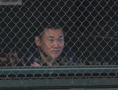 　観戦する三木谷浩史オーナー（撮影・開出牧）