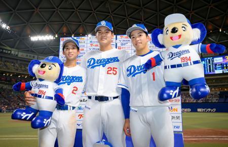 　ロッテにサヨナラ勝ちし、お立ち台で笑顔の（左から）田中、石川昂、岡林＝バンテリンドーム