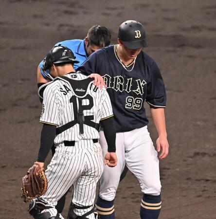 　６回、死球を受け一塁へ向かう杉本（右）＝撮影・西田忠信