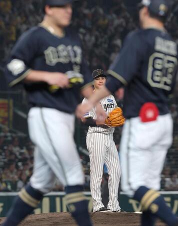【写真】オリックス・杉本　死球に表情曇らせる　一塁で大山の胸を小突くしぐさ