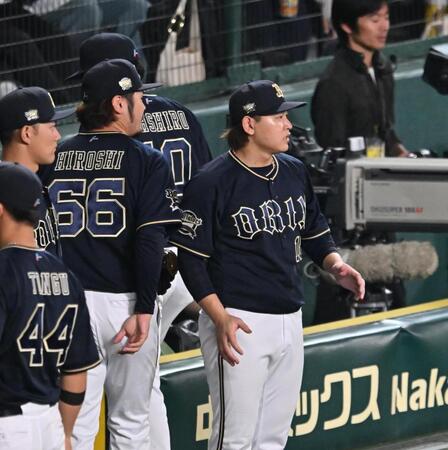 　７回を終え、ベンチ前でナインを迎える宮城（右）＝撮影・西田忠信