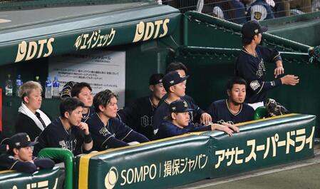 　９回、ベンチから試合を見つめるオリックスナイン（撮影・西田忠信）