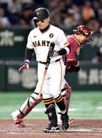 　９回、空振り三振に倒れた丸（撮影・開出牧）