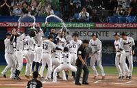 　武岡の本塁打でサヨナラ勝利をつかみ、盛り上がるヤクルトナイン