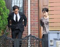 　弔問に訪れた栗山英樹氏。右は次女・三奈さん