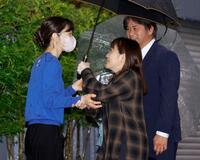 　長嶋茂雄さんの自宅を弔問に訪れ、次女三奈さん（左）に見送られる谷佳知さん（右）、亮子さん夫妻＝３日