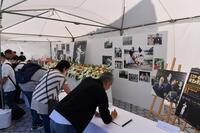 　長嶋茂雄さんの追悼記帳所で名前を記帳するファン（撮影・開出牧）