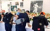 　東京ドームに設けられた長嶋茂雄さんの記帳所で記帳するファン