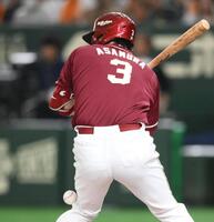 　１回、死球を受ける浅村（撮影・堀内翔）