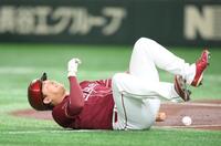 　１回、死球を受ける浅村（撮影・堀内翔）