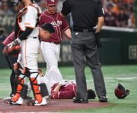 　１回、死球を受け倒れる浅村（下）＝撮影・開出牧