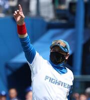 　メンバー表交換し球場を盛り上げる新庄監督（撮影・金田祐二）