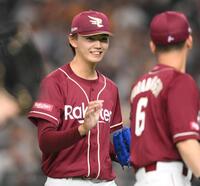 　１回を投げ終えて笑顔を見せる大内（撮影・堀内翔）