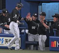 　５回、田中晴の逆転２点打で生還した藤岡を迎える吉井監督（右から２人目）