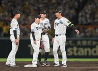 　二塁上で小幡らと話す藤川監督＝６日