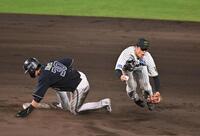 　９回、西川の二ゴロで二塁を狙った広岡（左）と交錯する小幡＝６日