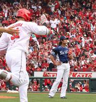 　６回、坂倉に右越えソロを浴び、立ち尽くす今井（撮影・市尻達拡）