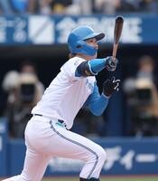 　７回、右前に２点適時打を放つ山崎（撮影・金田祐二）