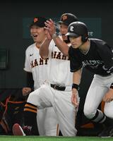 　６回、増田陸がソロを放ち手をたたく阿部監督（撮影・堀内翔）