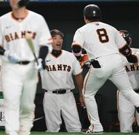 　６回、二者連続本塁打を放った代打・丸（右）を迎える阿部監督（撮影・堀内翔）