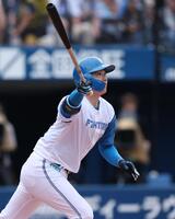 　７回、右前に２点適時打を放つ山崎（撮影・金田祐二）