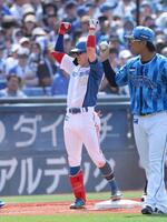 　２回、適時三塁打を放っち喜ぶ五十幡（撮影・金田祐二）