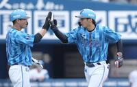 　８回、３ランを放ち迎えられる度会（撮影・金田祐二）