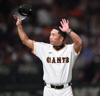 　楽天に競り勝ちスタンドの歓声に応える阿部監督（撮影・開出牧）