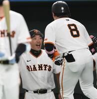 　６回、二者連続本塁打を放った代打・丸（右）を迎える阿部監督（撮影・堀内翔）