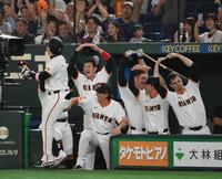 　６回、二者連続本塁打を放った代打・丸（左端）を迎える増田陸（後列左から２人目）＝撮影・堀内翔