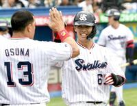 　５回、伊藤（右）は左越えに２号同点ソロを放ち、オスナに迎えられる（撮影・佐藤厚）