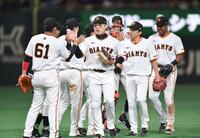 　楽天に競り勝ち増田陸（６１）らナインとタッチを交わす丸（右手前）＝撮影・開出牧