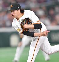 　８回から登板し、ランナーを出しながらも１イニングを無失点に抑えた大勢（撮影・開出牧）