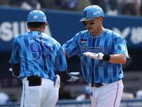 　４回、右越えソロを放ち迎えられる筒香（撮影・金田祐二）