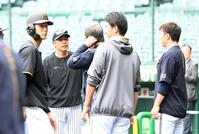 　水本ヘッドらと話す藤本コーチ（撮影・飯室逸平）