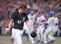 　９回、田中にサヨナラの押し出し四球を与えてベンチに戻る鈴木