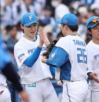 　田中を迎える山崎（撮影・金田祐二）