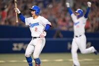 　９回、サヨナラの押し出し四球を選び、喜ぶ田中。右は万歳して生還する三走・石川昂