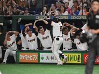 　６回、二者連続本塁打を放った丸（８番）を迎えるグリフィン（中央）ら巨人ナイン（撮影・堀内翔）