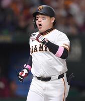 　６回、右越えソロを放ち生還する代打・丸（撮影・開出牧）