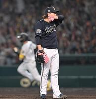 　６回、森下に逆転３ランを許す宮城（撮影・飯室逸平）