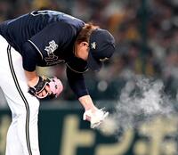 　６回、ロジンを手にする宮城（撮影・飯室逸平）