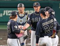 　７回、宮城（左）に降板を命じ、ボールを渡すよう手を差し出す岸田監督（撮影・立川洋一郎）