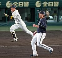 　７回、近本に適時二塁打を打たれ４点目を許す宮城（撮影・立川洋一郎）