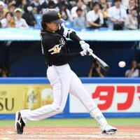 　６回、上沢は投ゴロで三走を生還させる（撮影・佐藤厚）