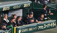 　９回、ベンチから試合を見つめるオリックスナイン（撮影・西田忠信）